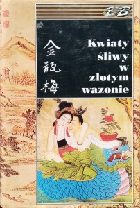 Kwiaty śliwy w złotym wazonie
