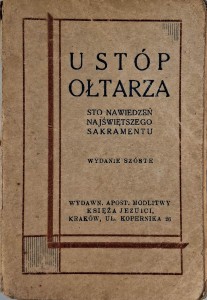 U stóp ołtarza Sto nawiedzeń Najświętszego Sakramentu