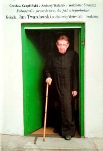 Fotografie prawdziwe, bo już niepodobne Ksiądz Jan Twardowski w dziewięćdziesiąte urodziny